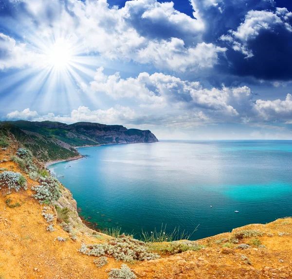 Море и облака небо с солнцем — стоковое фото