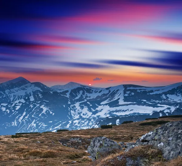 Coucher de soleil dans les montagnes — Photo