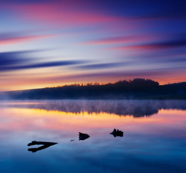 Solnedgång i sjön. — Stockfoto