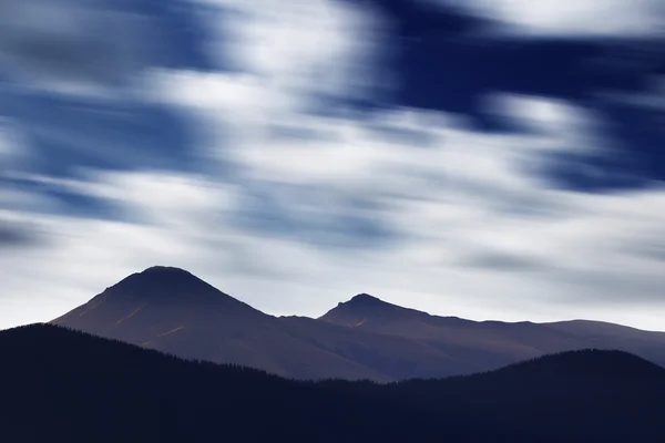 Góry krajobraz i niebieski niebo — Zdjęcie stockowe