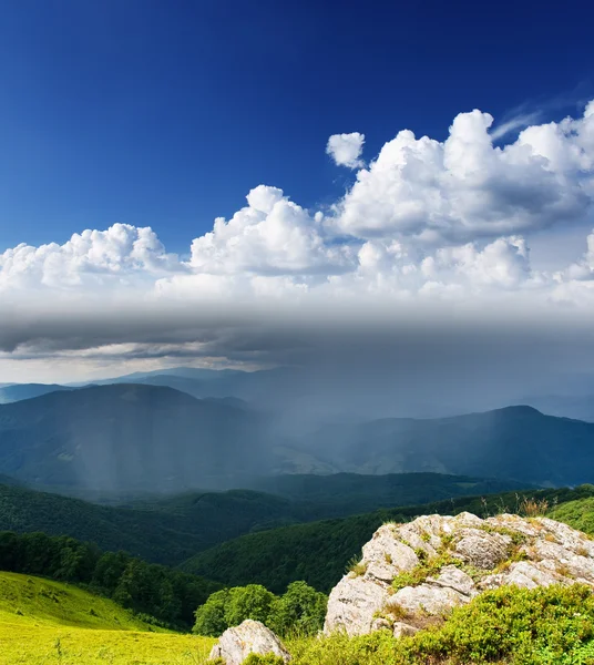 Las montañas y el cielo antes de tormenta —  Fotos de Stock