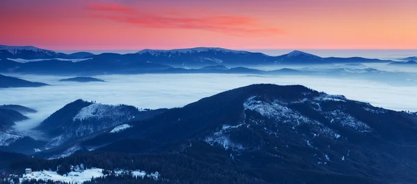 Zonsondergang in de winter-bergen — Stockfoto