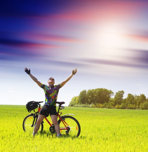 Biker-Tourist-Entspannung im grünen Feld — Stockfoto