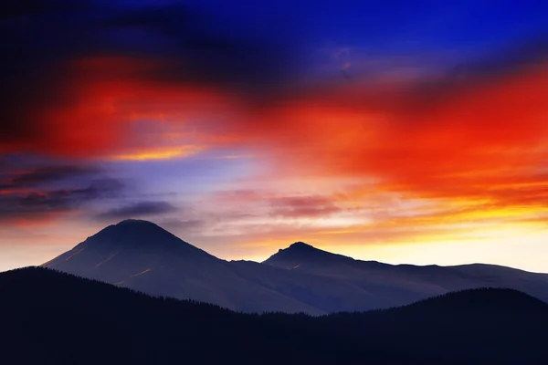 Zonsondergang in de bergen — Stockfoto