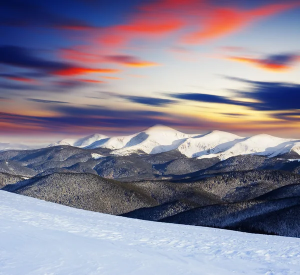 Захід сонця в зимових горах — стокове фото