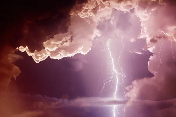 verrast vrouw op zoek door een raam.