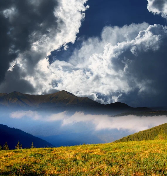 Sky before storm in the mountains — 图库照片