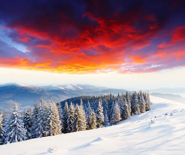 Zonsondergang in de winter-bergen — Stockfoto