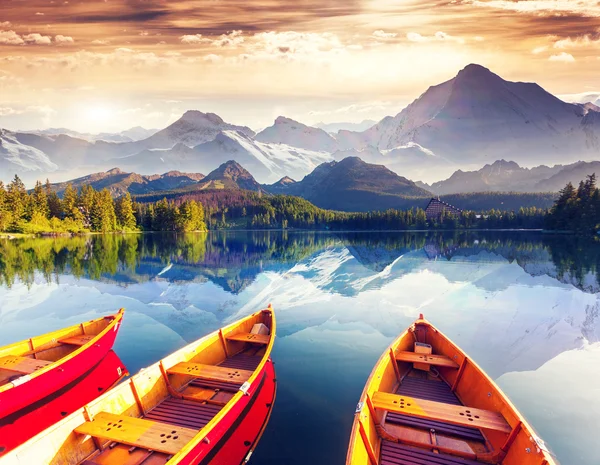 Lago de montaña — Foto de Stock