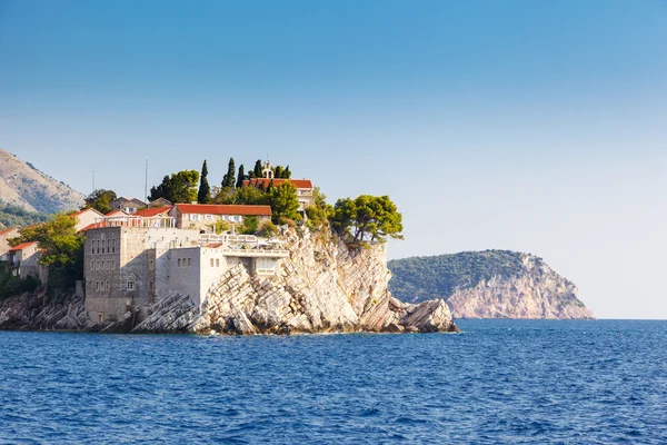 Pequena ilhota e resort em Montenegro — Fotografia de Stock