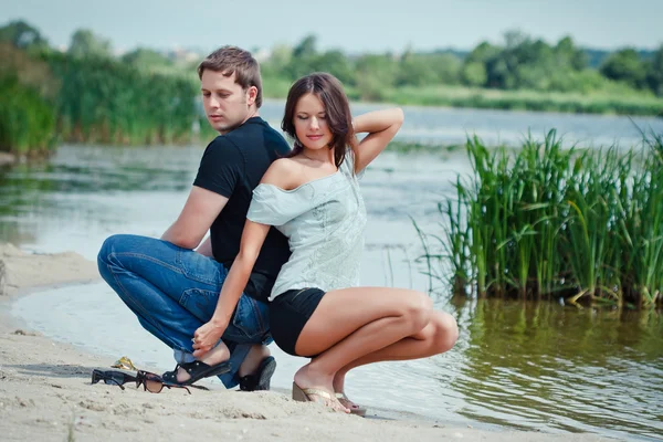 Casal na praia — Fotografia de Stock