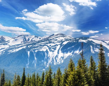 dağlarda fantastik güneşli bir gün