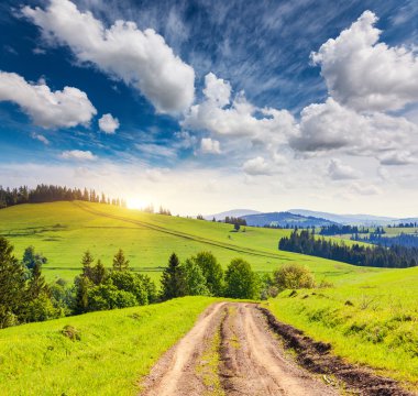 güneşli bir günde dağ manzarası