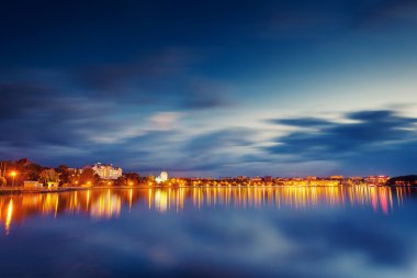 Şehir su yansıması ile