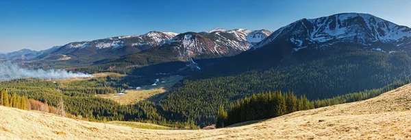 Fantastic sunny day in mountains — Stock Photo, Image