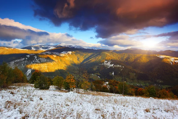 Paesaggio della montagna di mattina fantastica — Foto Stock