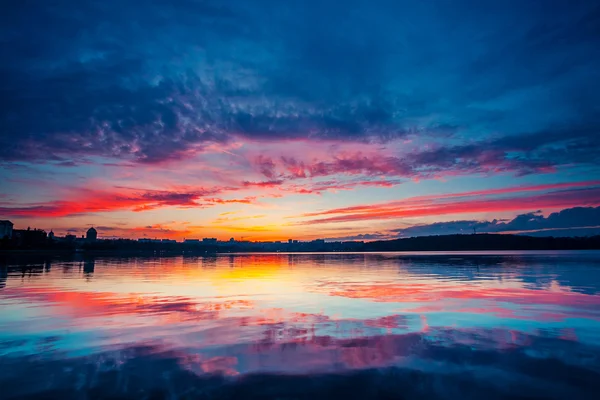 Sonnenuntergang und dunklen bedrohlichen Wolken — Stockfoto