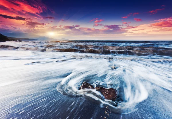 Západ slunce nad bouřlivé Černého moře — Stock fotografie