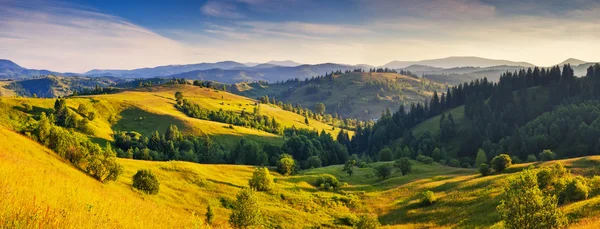 Collines ensoleillées sous le ciel du matin — Photo