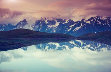 Lake koruldi ve bulutlu gökyüzü manzara