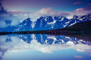 Lake koruldi ve bulutlu gökyüzü