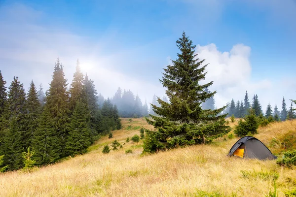 Tent in mountain environment — Stock Photo, Image