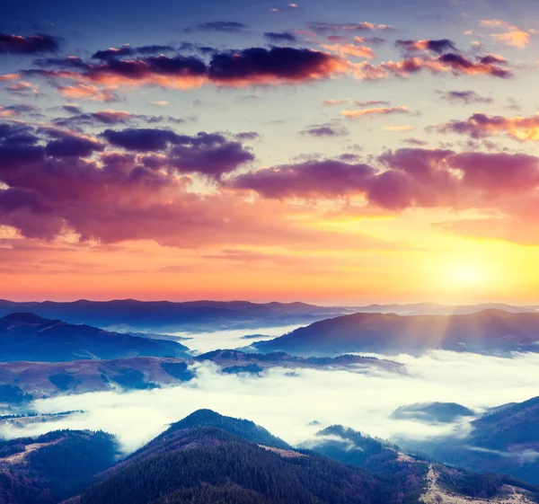 Fantastische Morgen Berglandschaft — Stockfoto