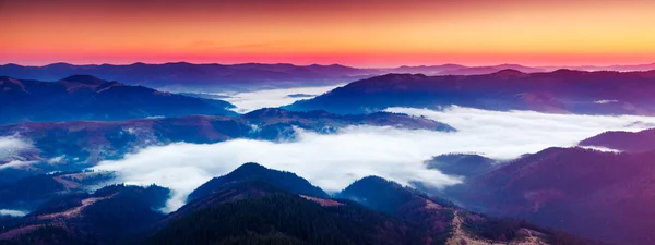 梦幻般的早晨山风景 — 图库照片