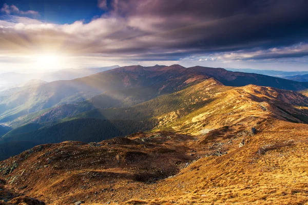 Paesaggio della montagna di mattina fantastica — Foto Stock