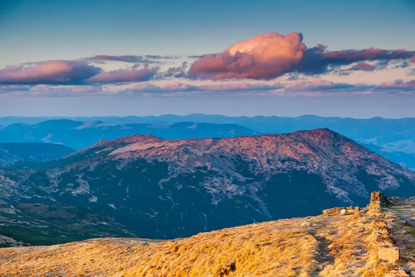 Horská krajina a modré nebe — Stock fotografie