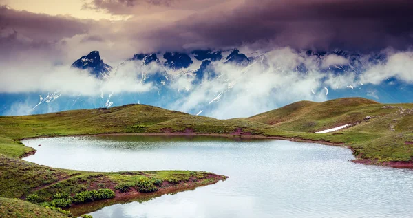 Paysage fantastique avec lac koruldi — Photo