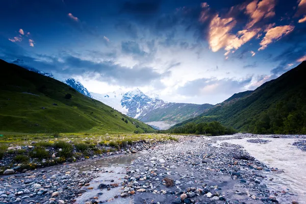 山区山谷中的河流 — 图库照片