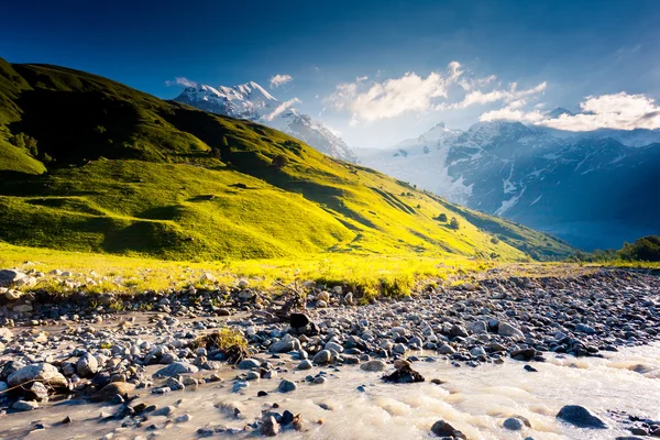 Río en valle de montaña — Foto de Stock