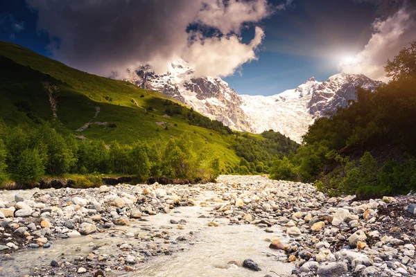 Río en valle de montaña —  Fotos de Stock