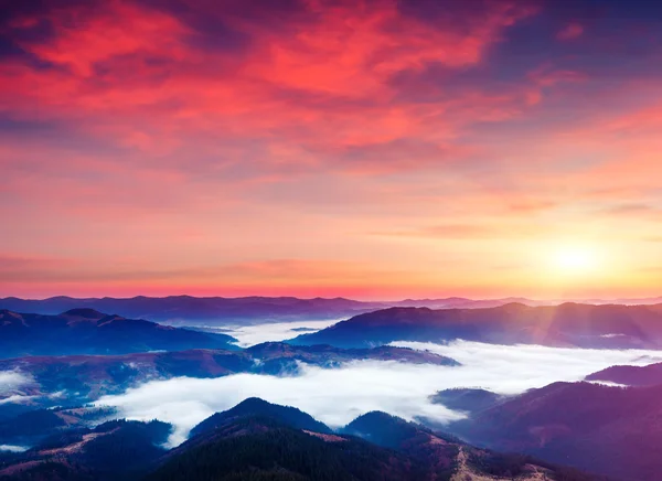 Fantastisk morgon bergslandskap — Stockfoto