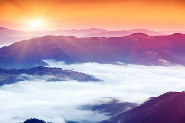 Paesaggio della montagna di mattina fantastica — Foto Stock