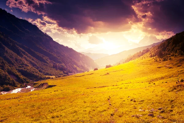 Landschap en bewolkt hemel — Stockfoto