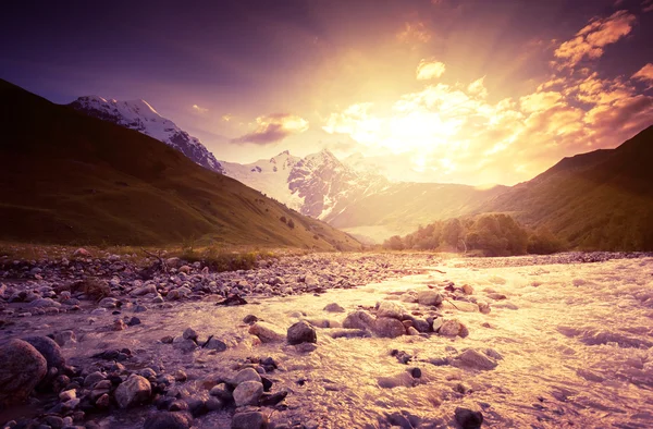 Landschaft und bedeckter Himmel — Stockfoto