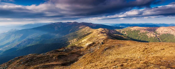 Wiejski krajobraz alpejski — Zdjęcie stockowe