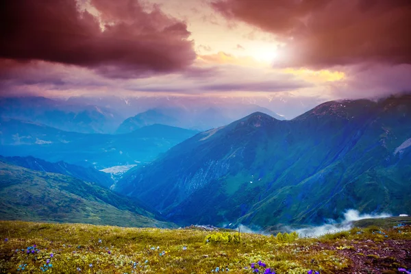 Coucher de soleil dans les montagnes paysage — Photo