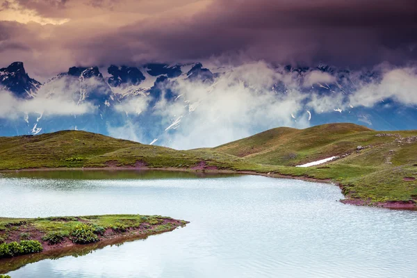 Paysage fantastique avec lac koruldi — Photo