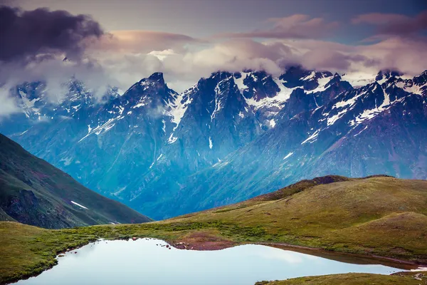 Paysage fantastique avec lac koruldi — Photo