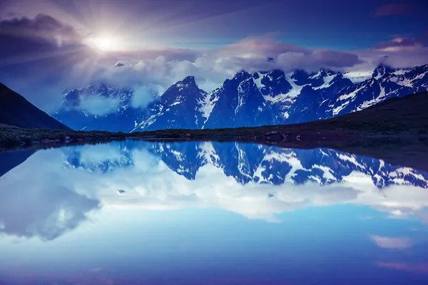Fantastiska landskap med sjön koruldi — Stockfoto