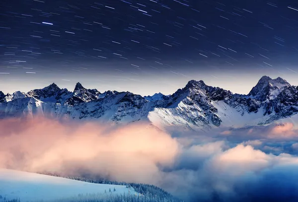 Samanyolu kış manzara dağlar üzerinde