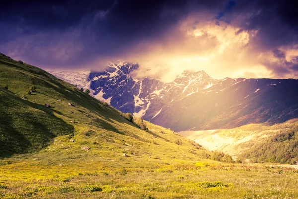 Landschaft und bunten bewölkten Himmel — Stockfoto