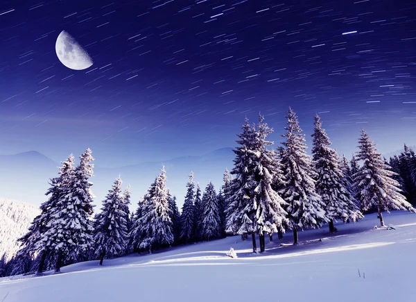 Samanyolu kış manzara dağlar üzerinde — Stok fotoğraf