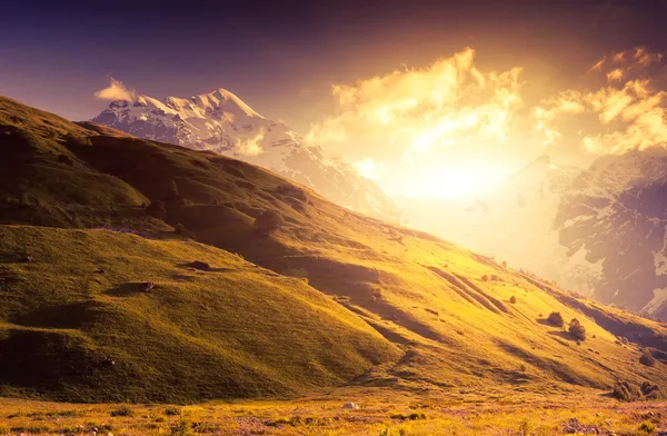 Пейзаж и красочные пасмурное небо — стоковое фото