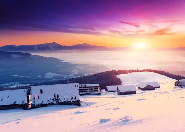 幻想的な朝の山の風景 — ストック写真