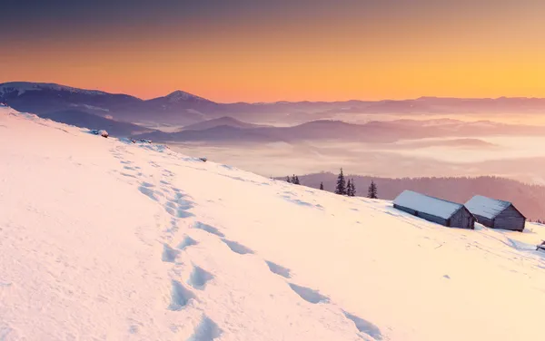 幻想的な朝の山の風景 — ストック写真