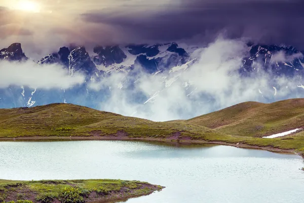 Göl ve bulutlu gökyüzü manzara — Stok fotoğraf